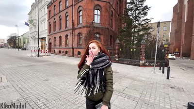 Javno pobiranje: lepo dekle se jebe za iPhone in dobi spermo v svojo pičko. CleoModel