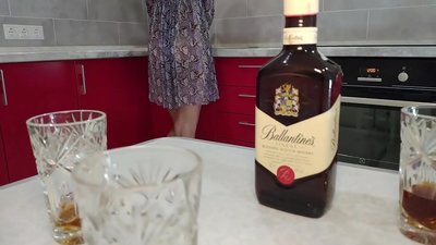 Seks s prijateljevo pijano ženo. Upam, da ne bo zanosila.
